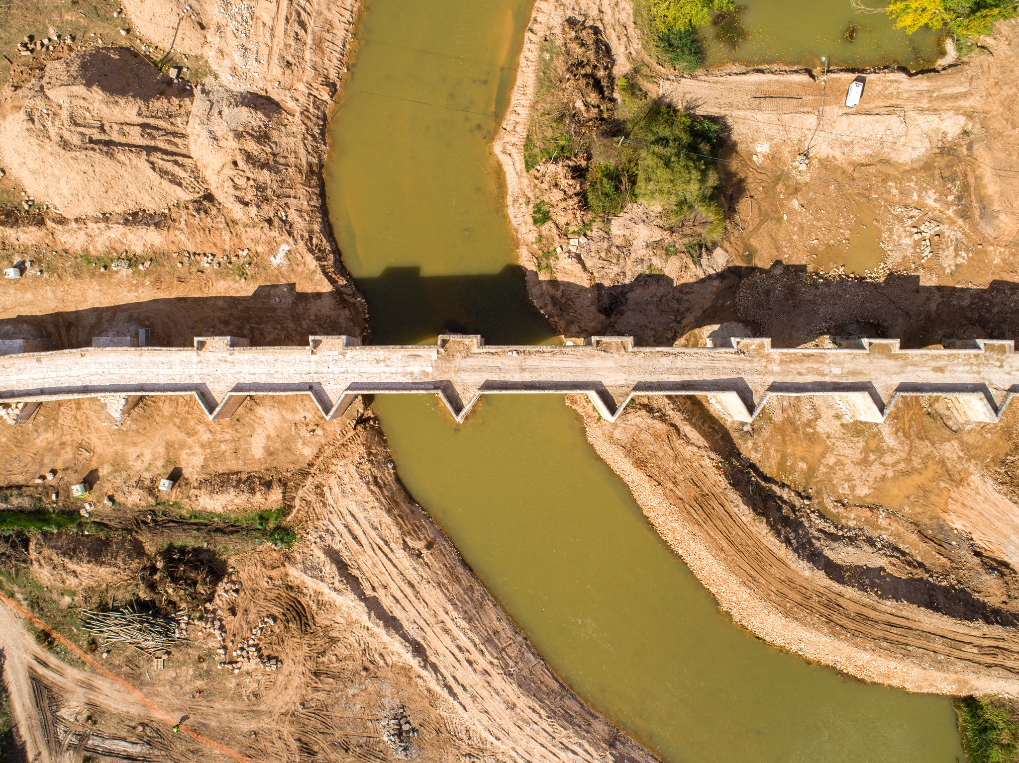 drone alpha drones, puente langa duero dji phantom cenital